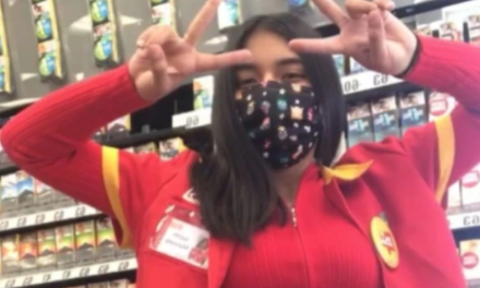 Roba suspiros cajera del Oxxo en Saltillo y se hace viral (Fotos)