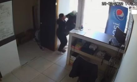 Mujer de Ramos Arizpe frustra robo confrontando al ladrón (video)