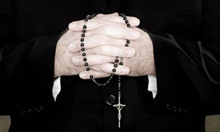 Sacerdotes estarían mejor casados, dice arzobispo por casos de abuso a menores