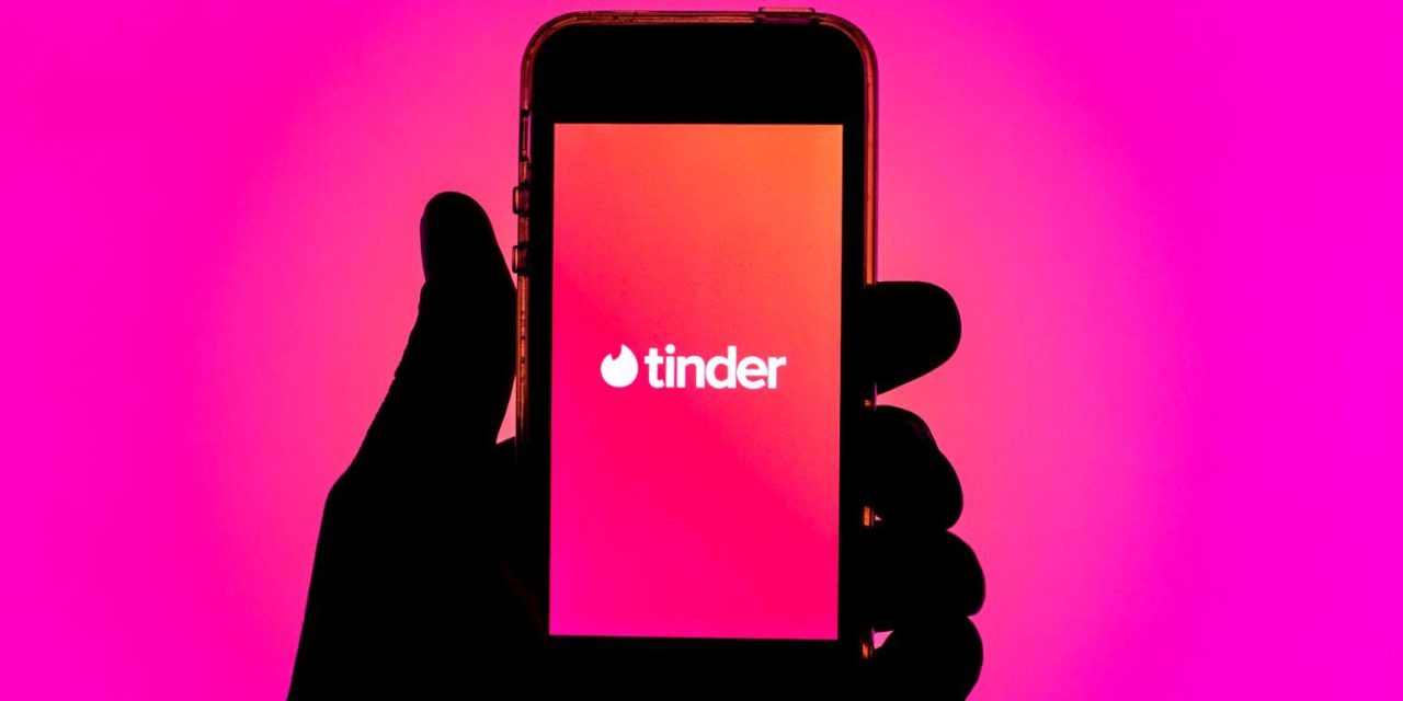 VIDEO: Hombre conoce a mujer por Tinder y ella le roba en su departamento en la CDMX