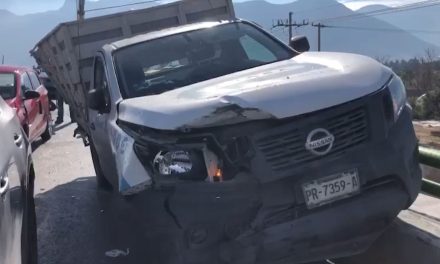 Transporte de personal se queda sin frenos y ocasiona accidente múltiple en Saltillo
