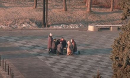 Habitantes de Ucrania rezan en plena calle ante guerra contra Rusia