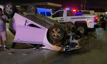 Acaba volcado por esquivar bordo en Saltillo
