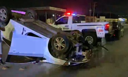 Hombre termina volcado por un volantazo en Saltillo