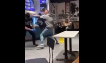 Sujeto sin cubrebocas queda noqueado por irse a los golpes contra empleado (Video)