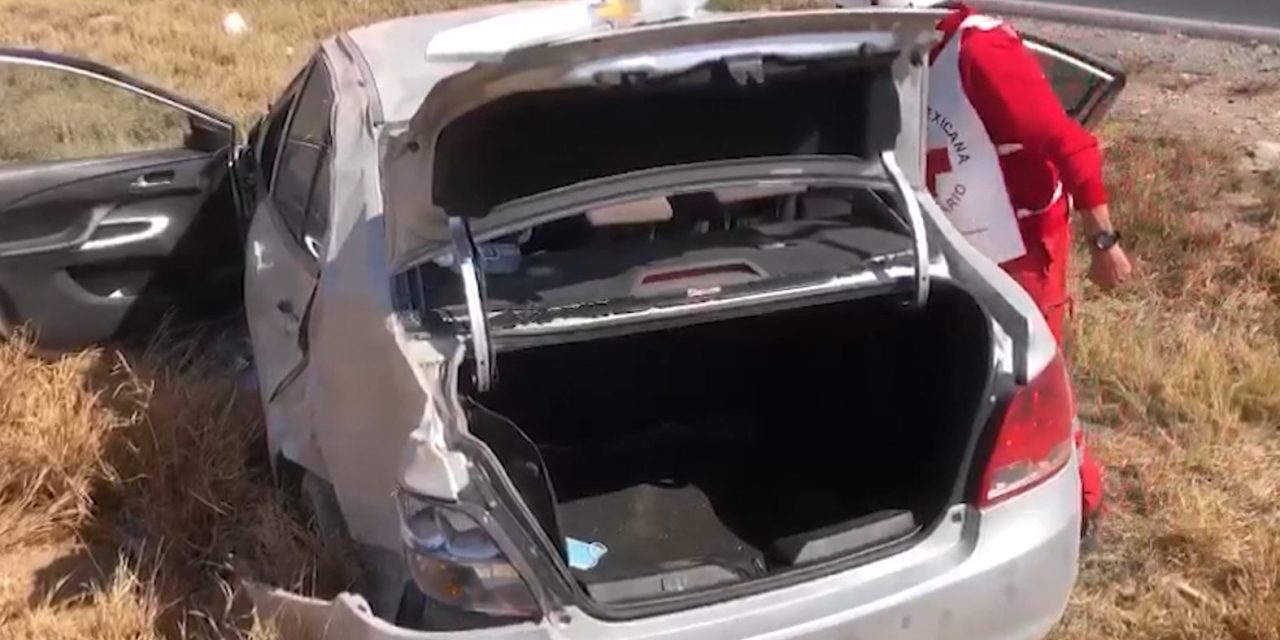 Por no atropellar a perro, mujer vuelca su vehículo en la Saltillo-Torreón