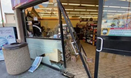 Taxista derriba fachada de tienda y huye en Saltillo (Fotos)
