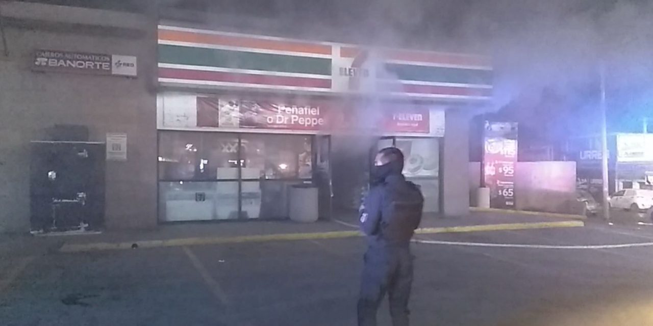 Incendio arrasó con 7-Eleven de Pérez Treviño la madrugada de este viernes en Saltillo (Video)