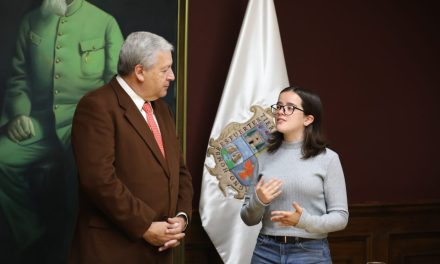 ¡Orgullo saltillense! Recibe Chema Fraustro a Karla Sofía, estudiante que ira a programa de la NASA