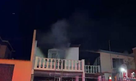 Vecinos combaten incendio de vivienda de Saltillo, el fuego consumió muebles y ropa