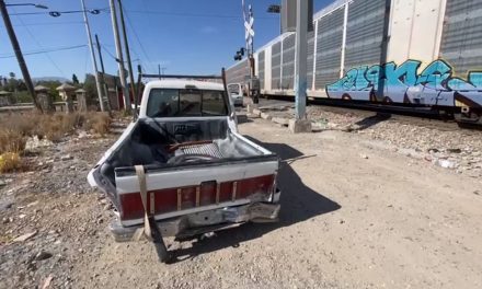 Por las prisas, se lo lleva el tren en Saltillo; intentó ganarle el paso a la bestia