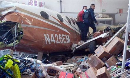 Cae avioneta en supermercado de Morelos, hay al menos cuatro muertos (Video)