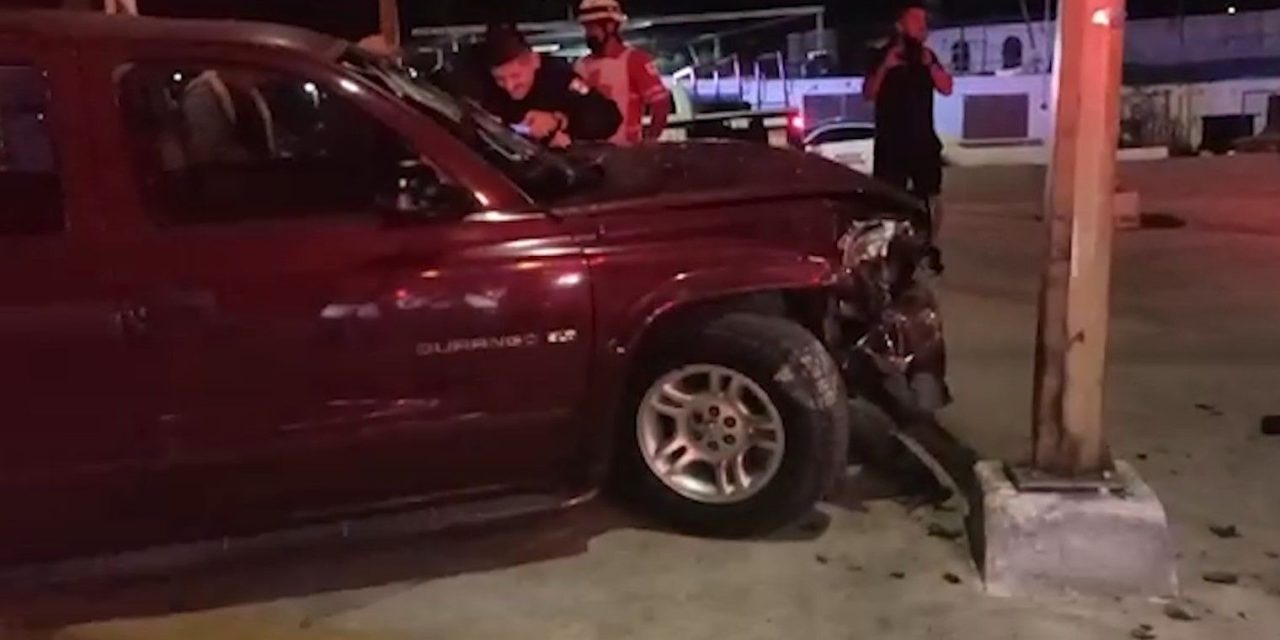 Hombre convulsiona y choca por alcance en Saltillo