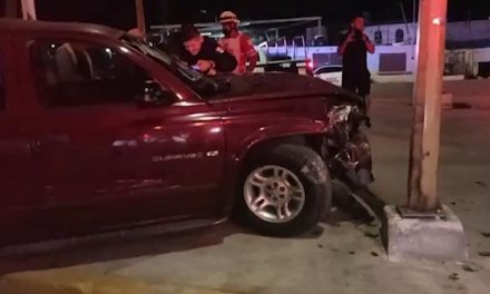 Hombre convulsiona y choca por alcance en Saltillo