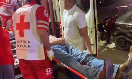 Dos personas terminan en el hospital al estrellarse contra un muro en Saltillo
