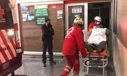 ¡Otro motociclista accidentado en Saltillo! Ignora la luz roja y se impacta contra un vehículo