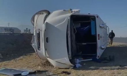 Transporte de personal se vuelca en el libramiento Flores Tapia en Saltillo; dos personas fueron lesionadas