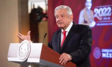 AMLO afirma que mujeres que se manifestarán en el 8M se están preparando con sopletes y bombas molotov