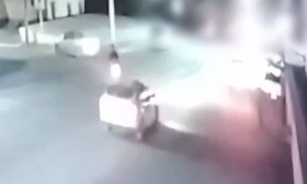 Aparatoso accidente vial deja con golpes leves a menores en Parras