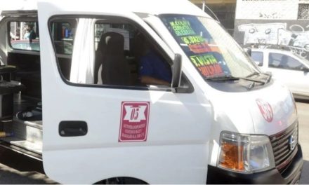 Asaltante amenaza con dispararle a una niñita que iba en una combi del Edomex