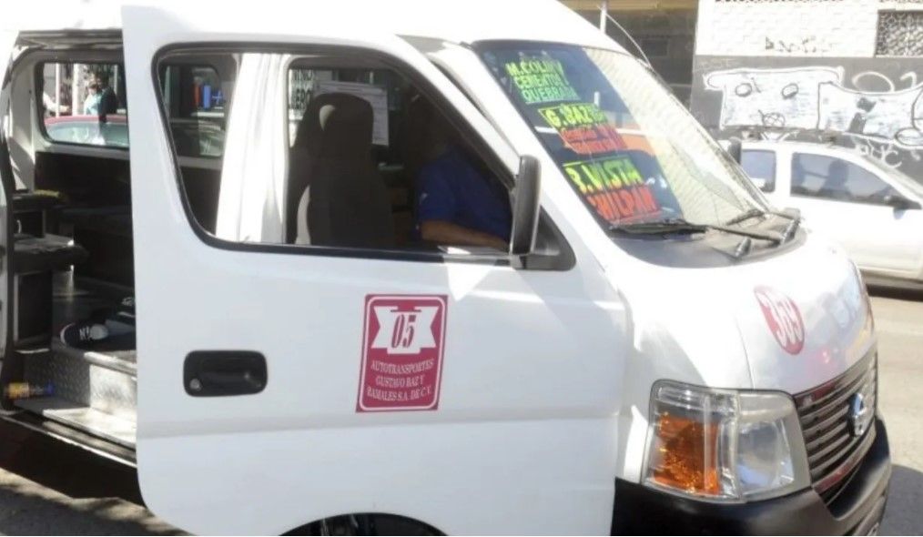 Asaltante amenaza con dispararle a una niñita que iba en una combi del Edomex