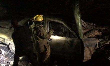 Se incendian dos autos tras volcadura y los dejaban abandonados en la carretera Saltillo-Torreón