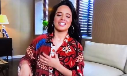 Camila Cabello deja al descubierto su pecho y muestra parte de su encanto durante entrevista (video)