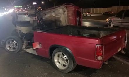 Camioneta se parte en dos tras accidente en Saltillo