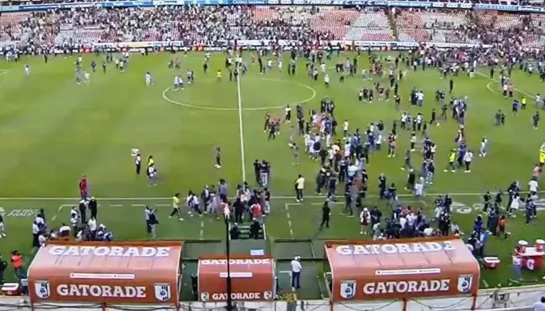 ¡Violencia se desata en el Atlas vs Querétaro! Suspenden el partido