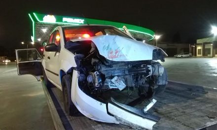 Choca su carro contra un árbol en Saltillo