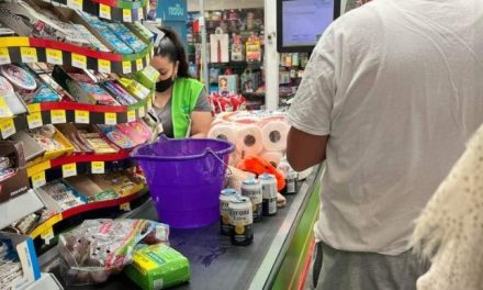 Le da ‘sed de la peligrosa’ mientras hace el mandado y paga los botes vacíos
