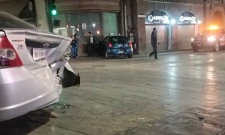 Ebrio conductor daña el centro de Saltillo al no respetar una luz roja