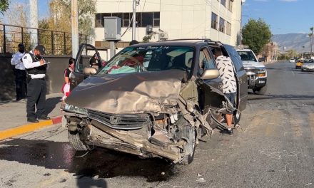 Dos mujeres terminaron con lesiones luego de que chocar contra una patrulla en Saltillo