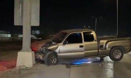 Hombre en estado de ebriedad termina su viaje ‘estacionado’ contra un poste en Fundadores