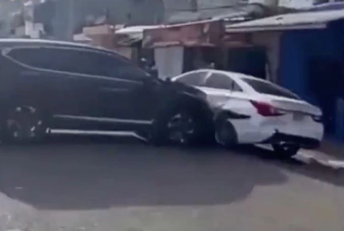 Por infiel… mujer le choca el carro a su esposo (Video)