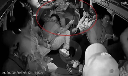 Muere ladrón después de lanzarse de combi que asaltó (Video)