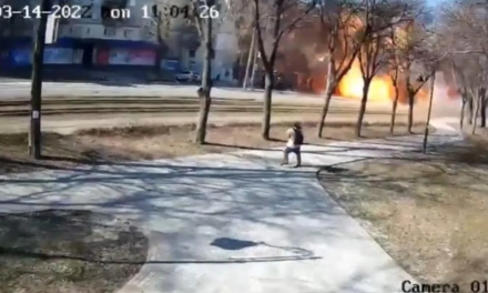 El aterrador momento en el que un misil impacta un autobús (Video)