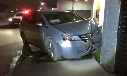 Daña conductor fachada de fraccionamiento en Saltillo