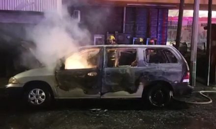 Un corto circuito provoca un aparatoso incendio en una camioneta en Saltillo