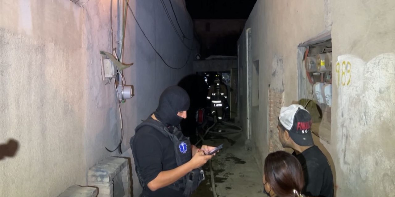 Voraz incendio ‘devora’ domicilio en Saltillo, habitantes salieron ilesos (Video)