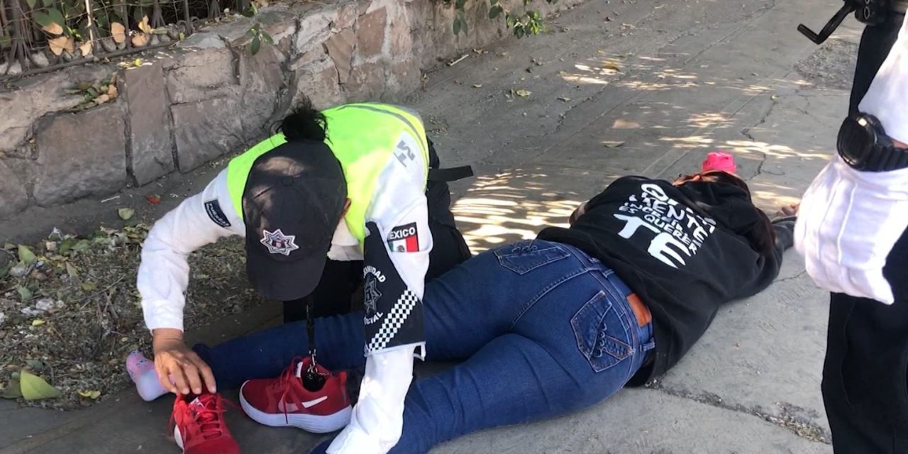 Se lesiona mujer al tropezar en banqueta de Saltillo