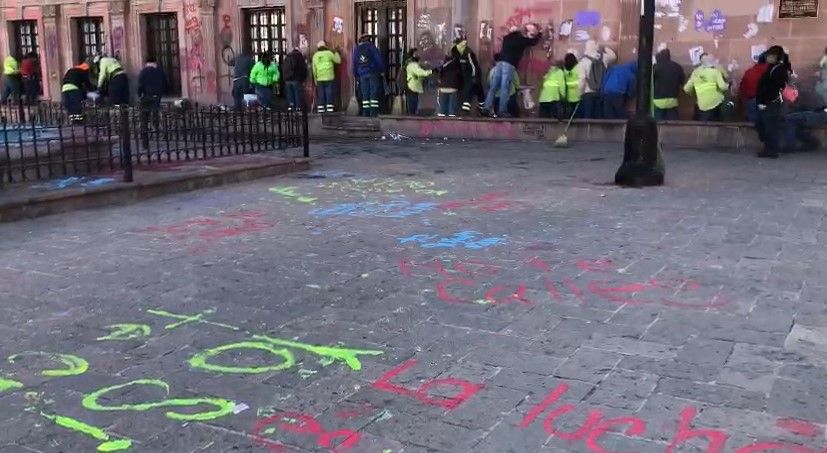Servicios públicos limpian la plaza Nueva Tlaxcala en Saltillo tras marcha del 8M
