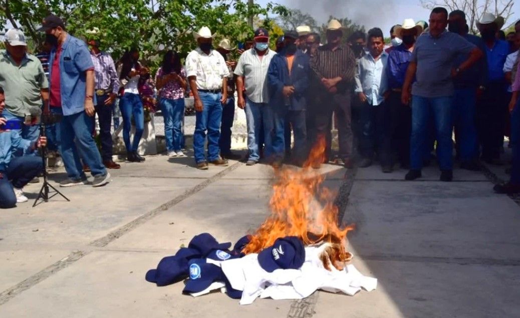 Alcaldes de Tamaulipas queman camisetas del PAN y llegan a Morena