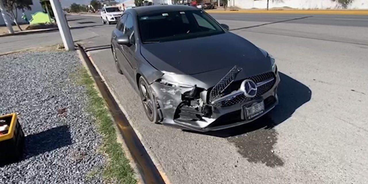 Le pega un auto de lujo por accidente en Saltillo
