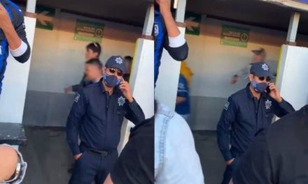 Policía decide ignorar la riña en Querétaro y decide hablar por teléfono (video)