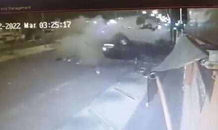 Vive de milagro… conductor sale disparado al aire por aparatoso accidente (Video)