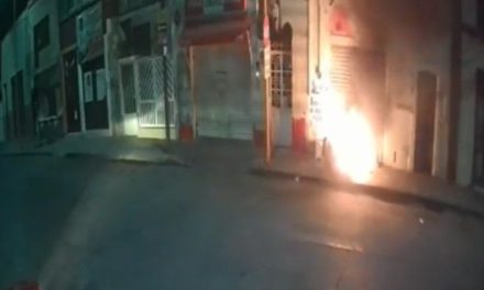Hombre desalmado le prende fuego a un abuelito que vive en situación de calle (video)