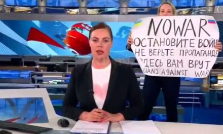 Empleada en canal ruso interrumpe una transmisión para protestar contra la invasión… termina encarcelada