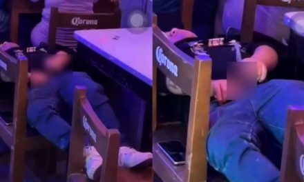 Hombre completamente ebrio se orina en un bar de Saltillo  (video)