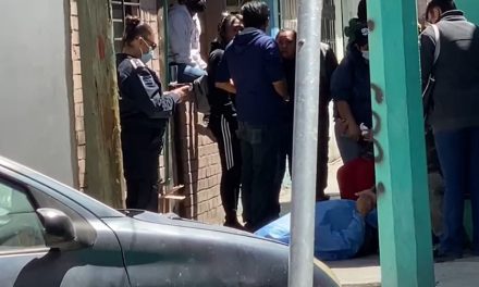 Se desvanece y muere en la banqueta, en Saltillo
